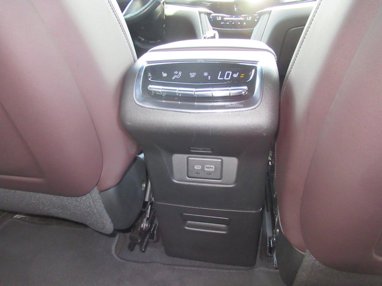Used 2022 Cadillac XT6 Premium Luxury w/ Technology Package FWD image 33
