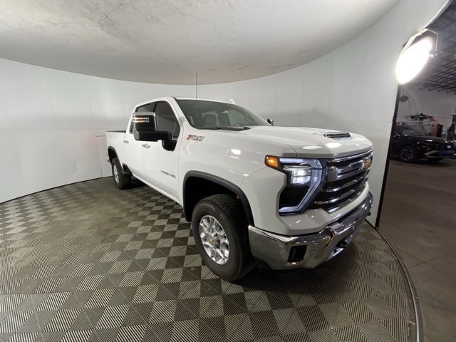 Used 2025 Chevrolet Silverado 3500 LTZ w/ LTZ Convenience Package image 3