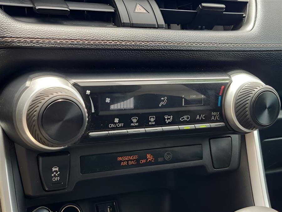 Used 2019 Toyota RAV4 LE FWD image 8