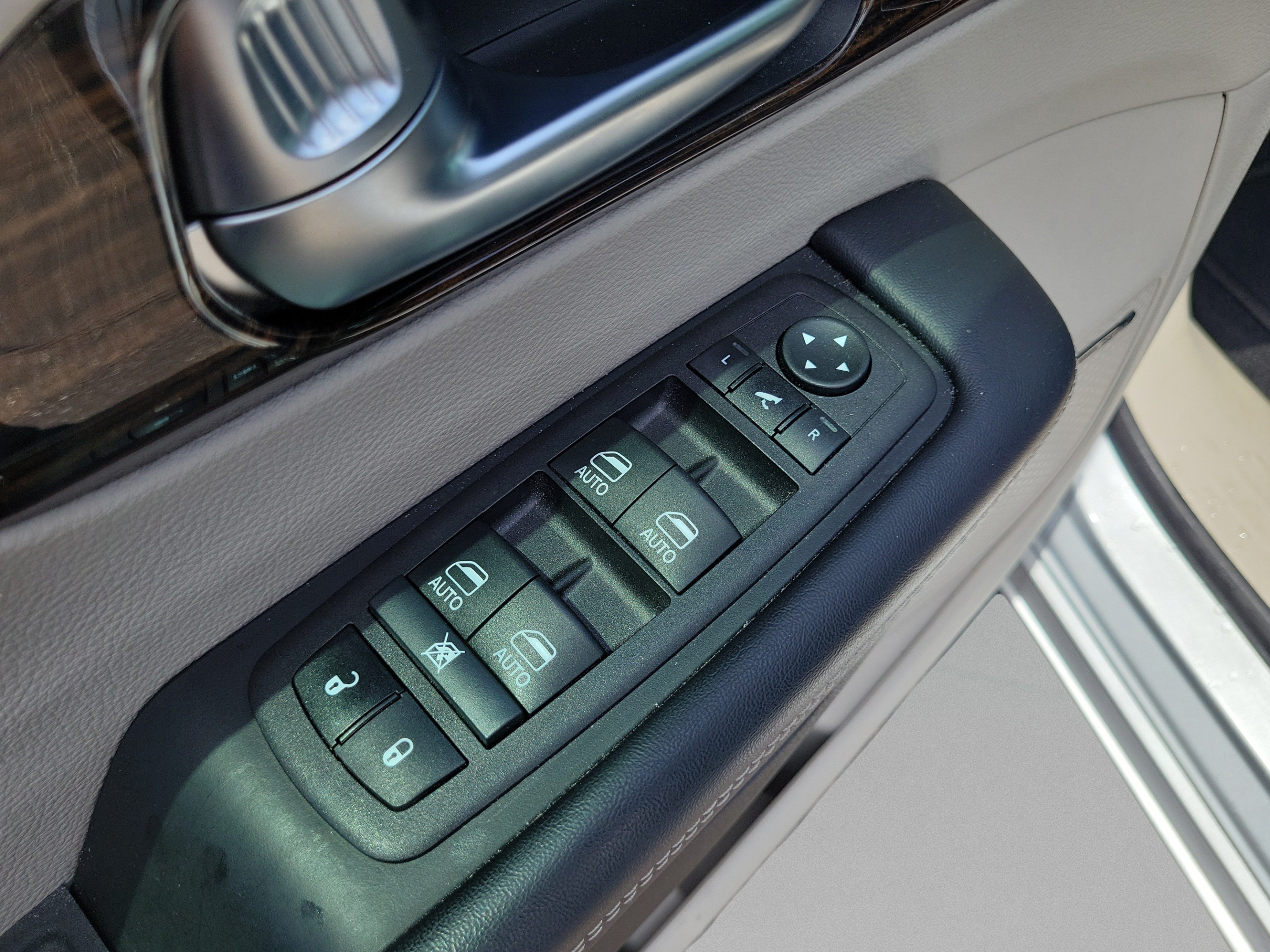 Used 2023 Chrysler Pacifica Limited w/ Uconnect Theater Family Group AWD/4WD image 24