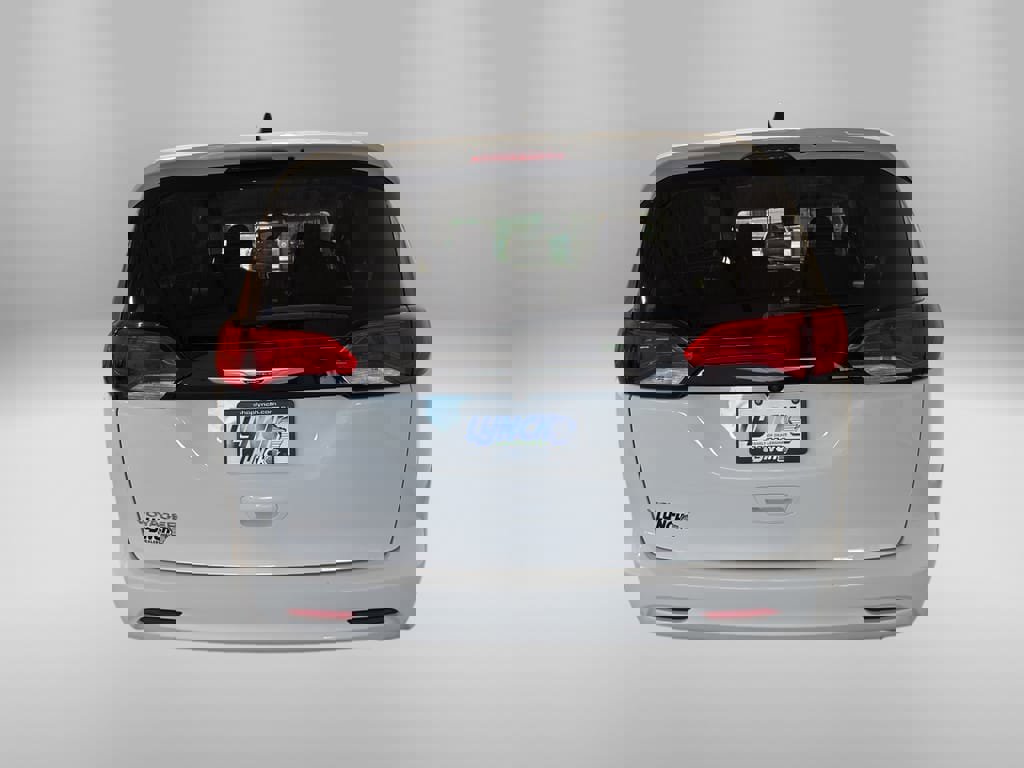 Used 2024 Chrysler Voyager LX image 4