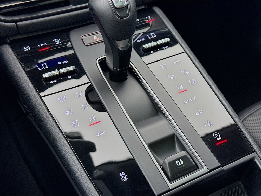 Certified 2025 Porsche Macan AWD/4WD image 23