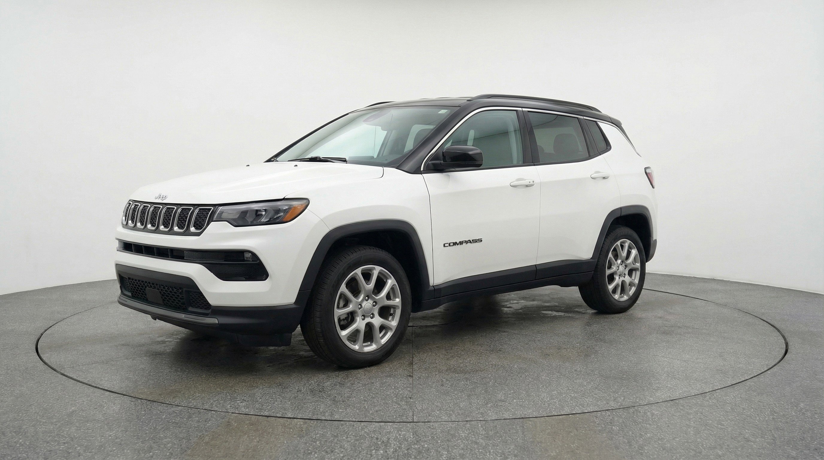 Used 2025 Jeep Compass Limited AWD/4WD image 3