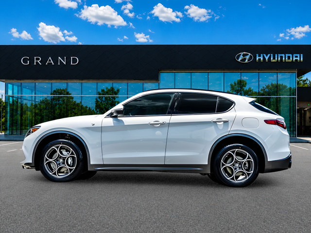Used 2023 Alfa Romeo Stelvio Ti AWD/4WD image 2
