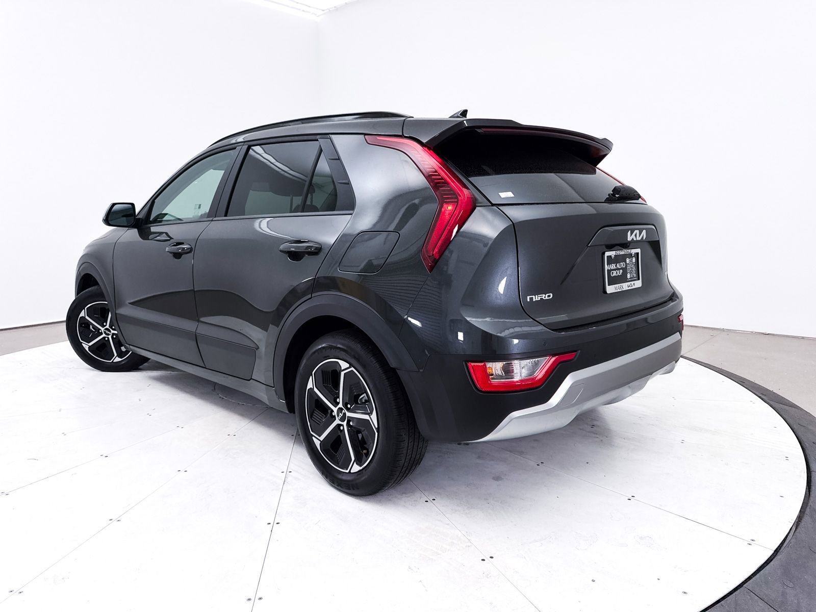 Certified 2025 Kia Niro EX image 2