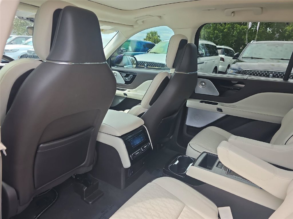 Certified 2023 Lincoln Aviator Black Label Grand Touring w/ Class IV Trailer Tow Package AWD/4WD image 14