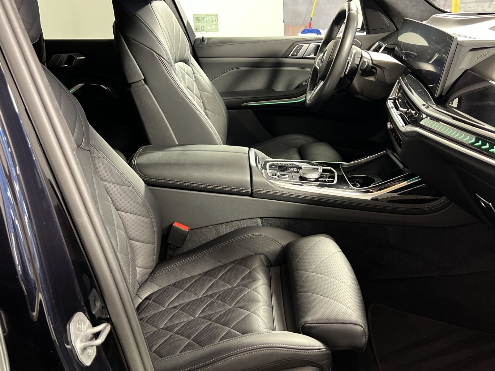 Used 2024 BMW X7 xDrive40i w/ M Sport Package AWD/4WD image 30