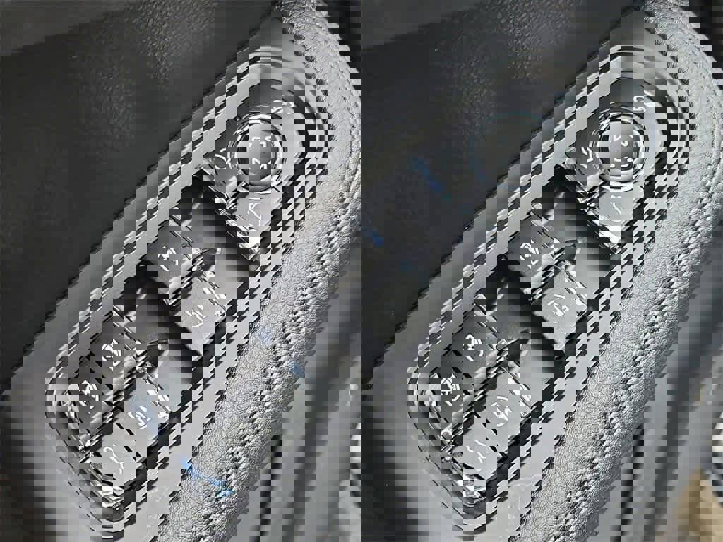 Certified 2025 Porsche Macan image 31