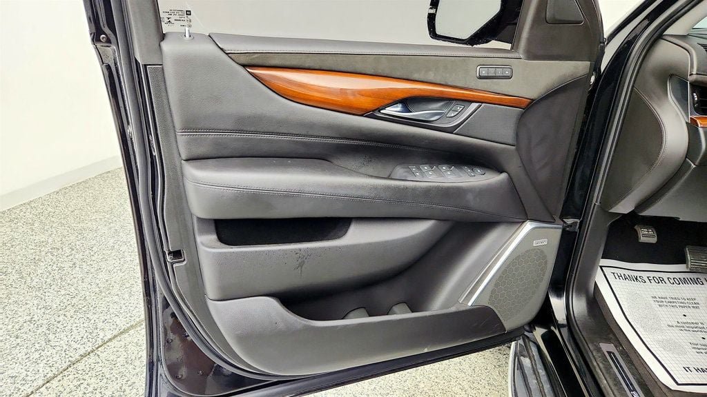 Used 2019 Cadillac Escalade Luxury AWD/4WD image 11