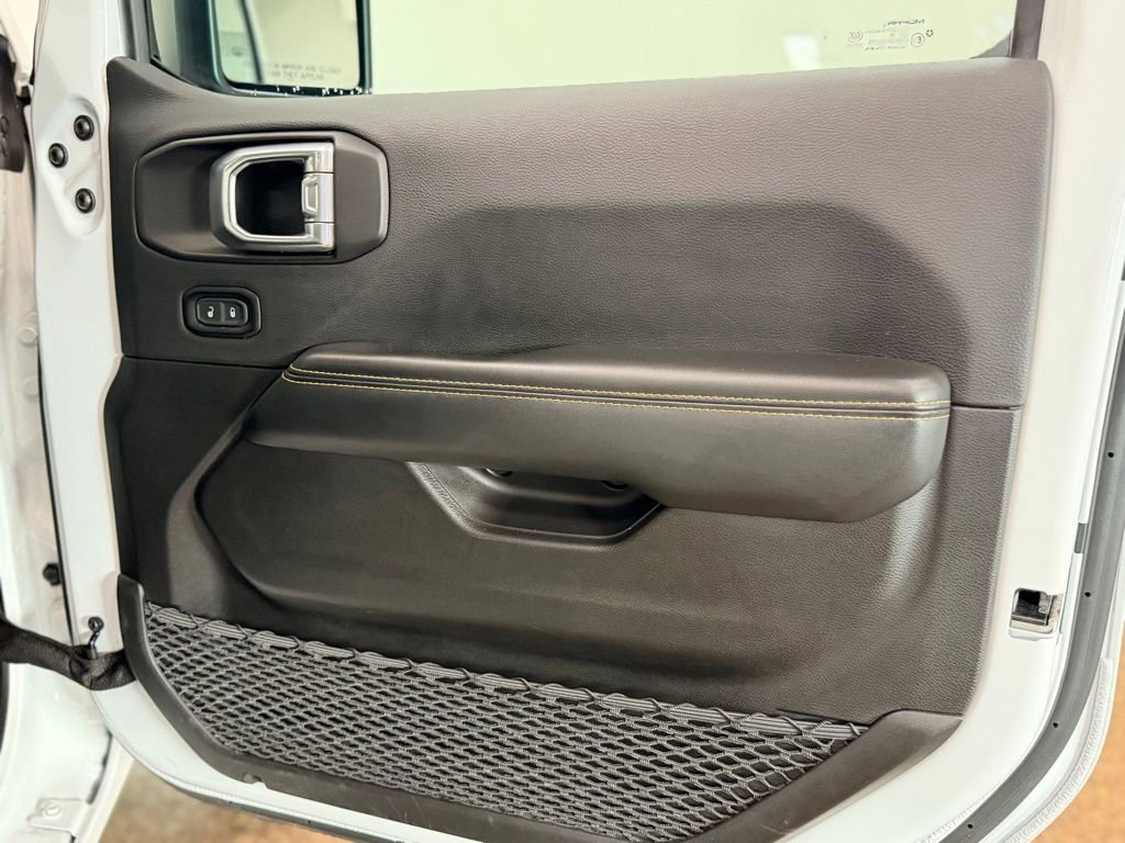 Used 2025 Jeep Wrangler Sahara AWD/4WD image 16