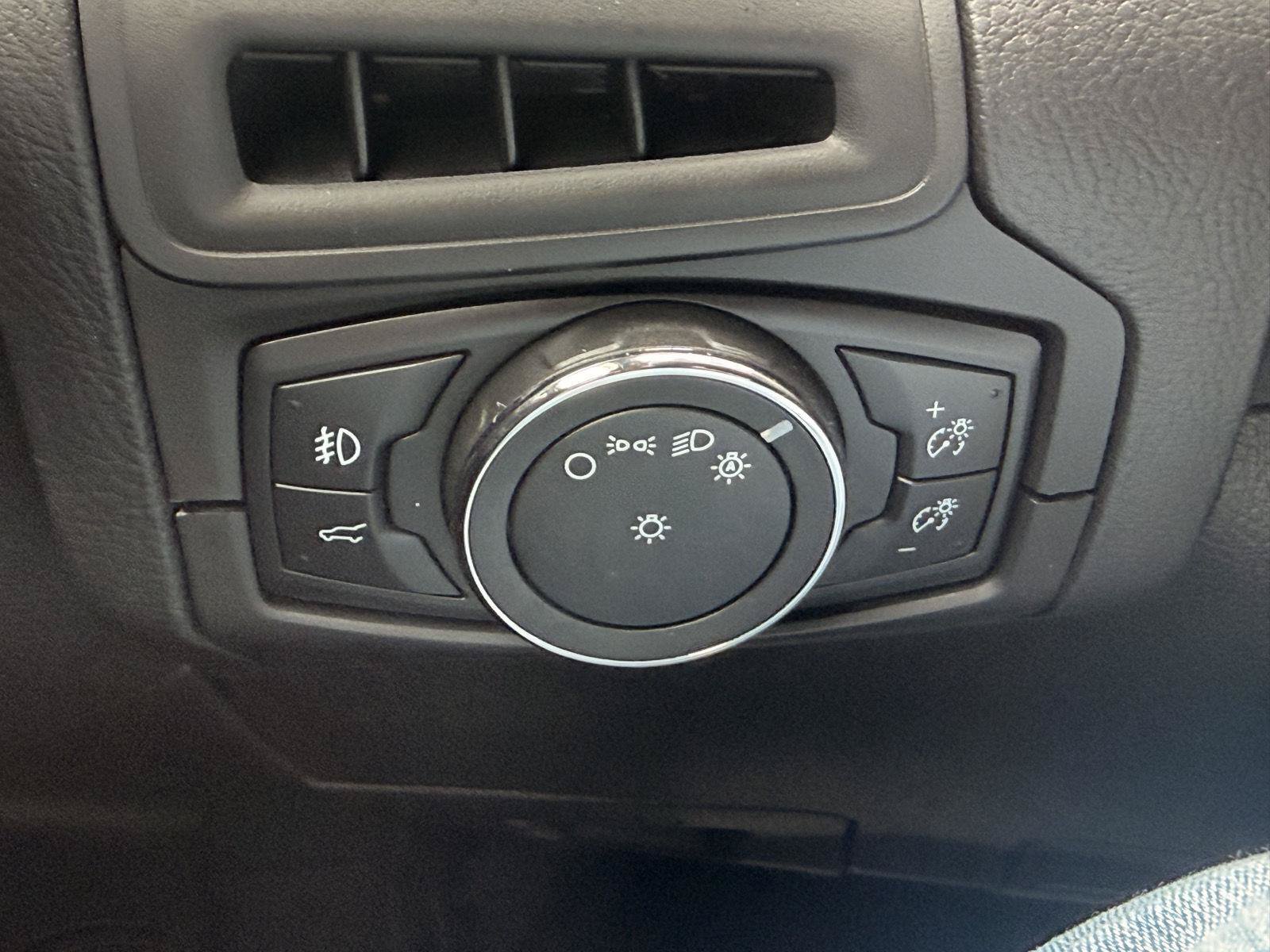 Used 2016 Ford Focus SE w/ SE Power Seat Package FWD image 29