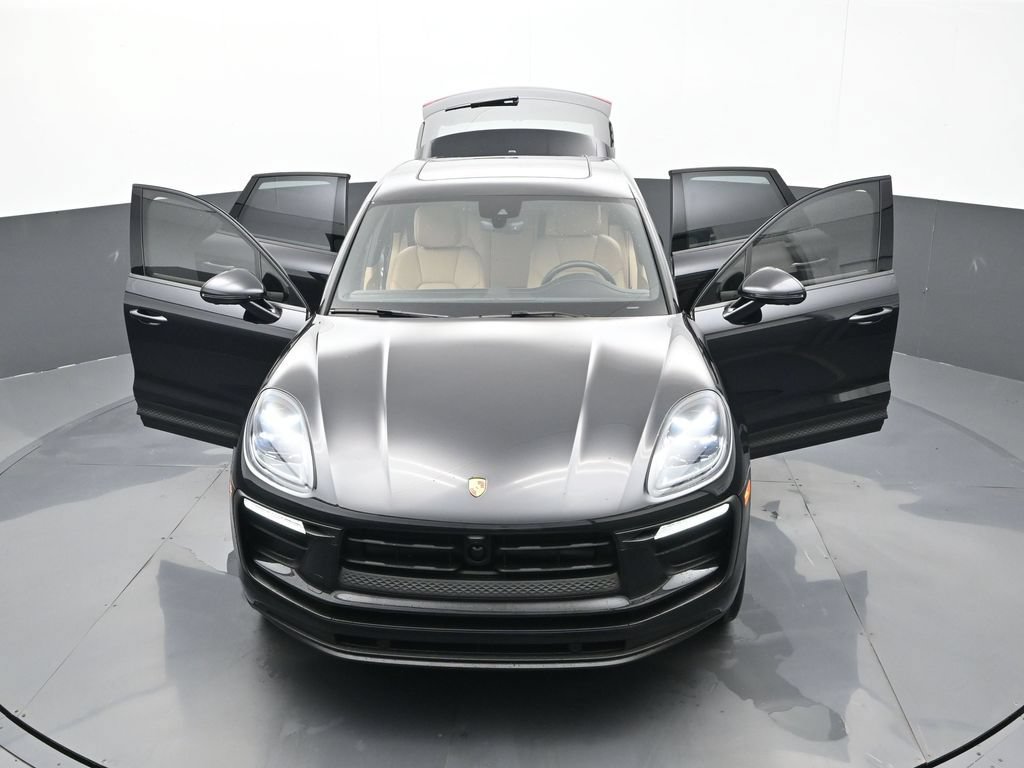 Certified 2025 Porsche Macan AWD/4WD image 32