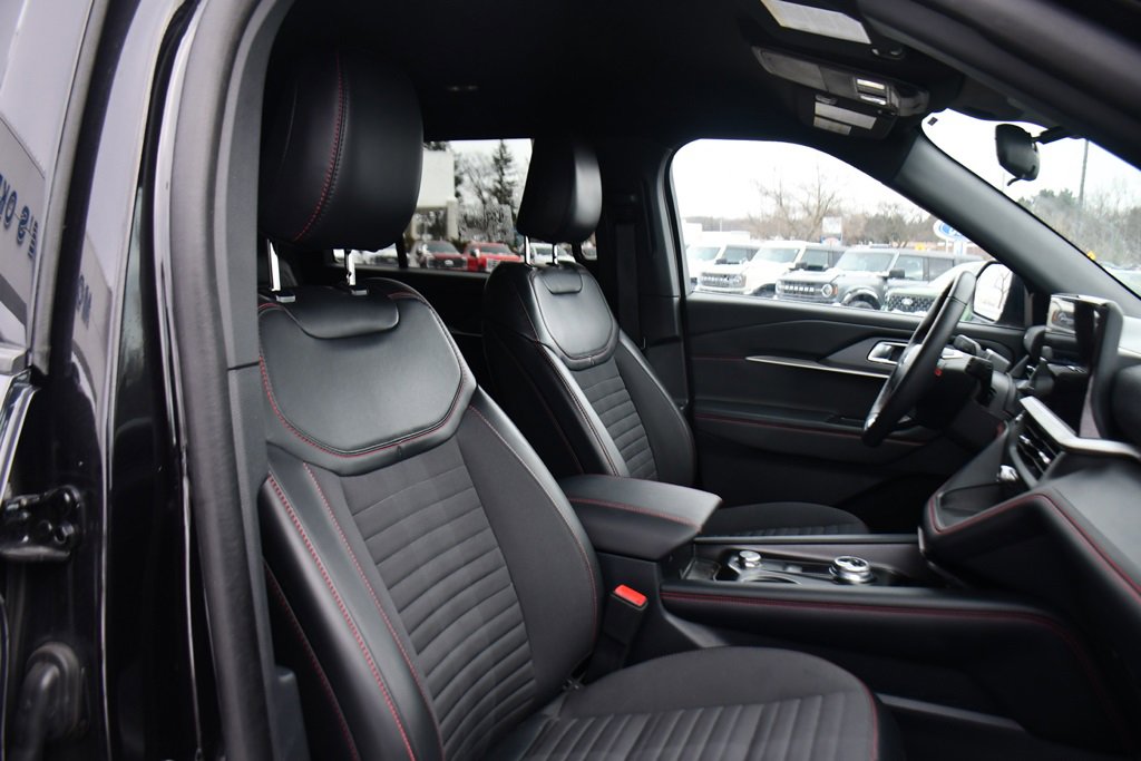 Used 2025 Ford Explorer ST-Line w/ ST-Line Street Pack image 16