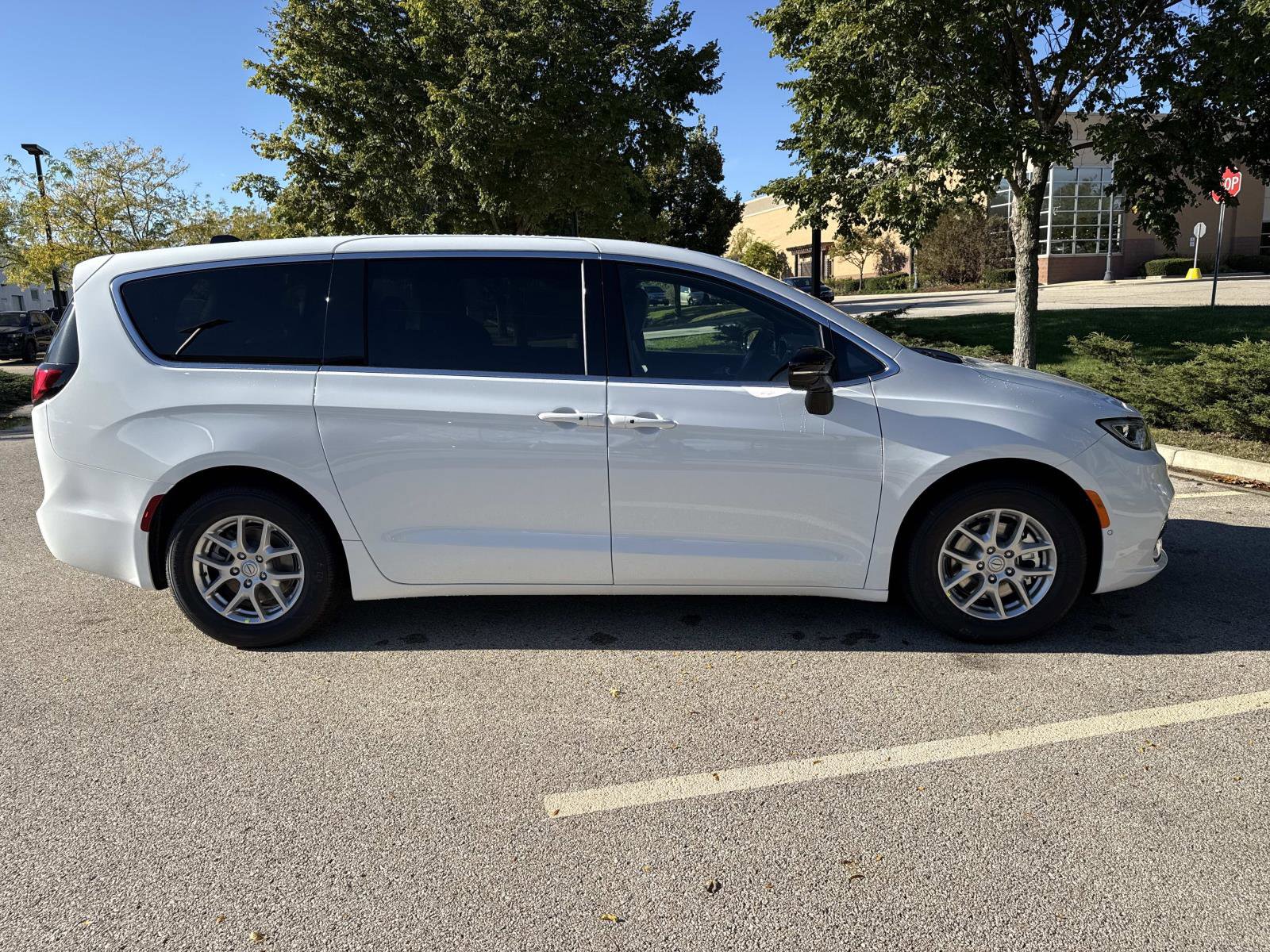 New 2026 Chrysler Pacifica Select image 4