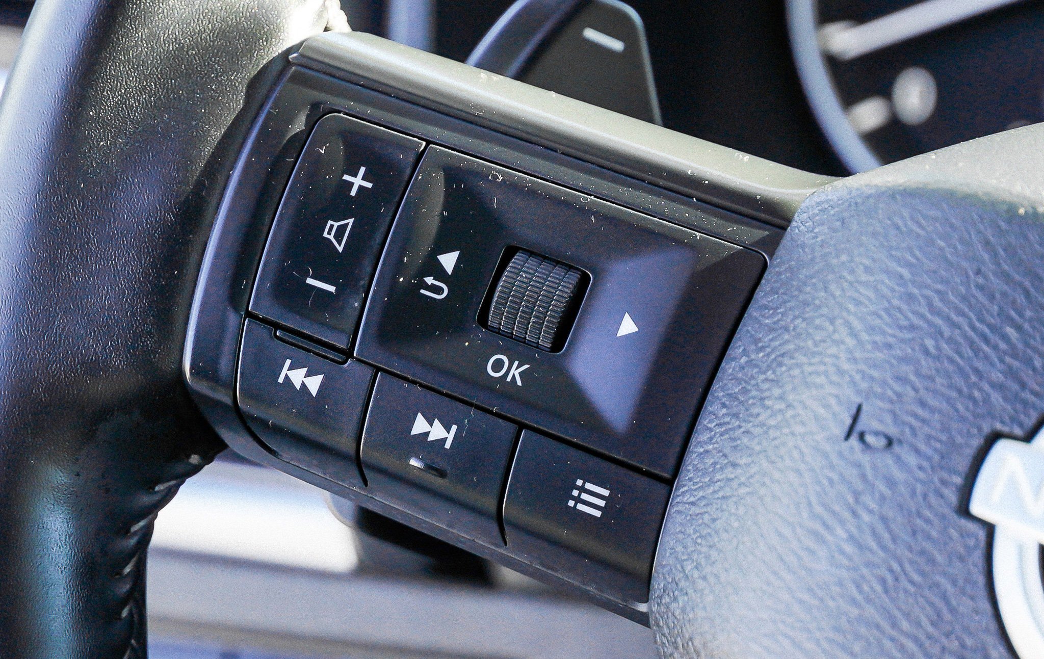 Used 2025 Nissan Rogue SV image 32