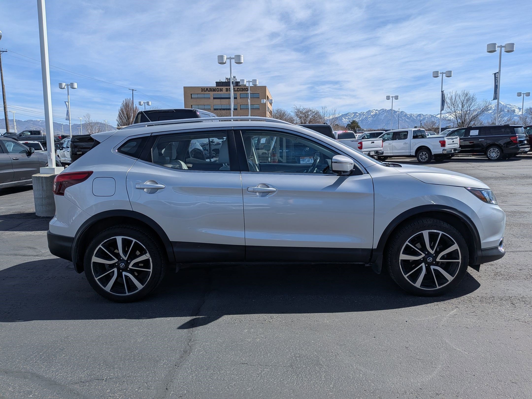 Used 2017 Nissan Rogue Sport SL image 2