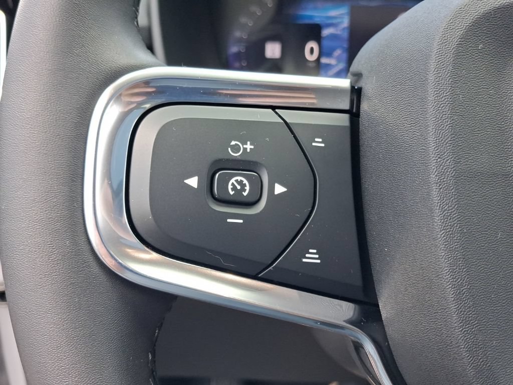 Certified 2024 Volvo XC40 B5 Plus AWD/4WD image 28