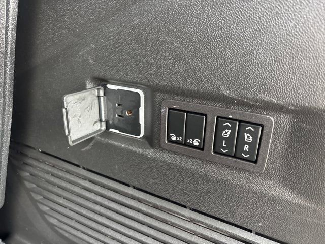 Used 2023 GMC Yukon Denali Ultimate w/ LPO, Floor Liner Package AWD/4WD image 8