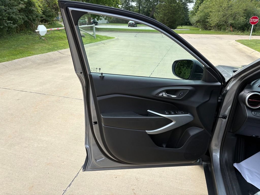 Used 2025 Chevrolet Trax RS w/ Sunroof Package FWD image 13