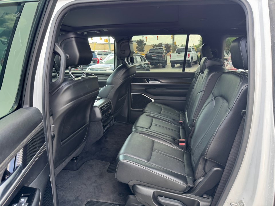 Used 2023 Jeep Wagoneer Series III w/ Premium Group I AWD/4WD image 34