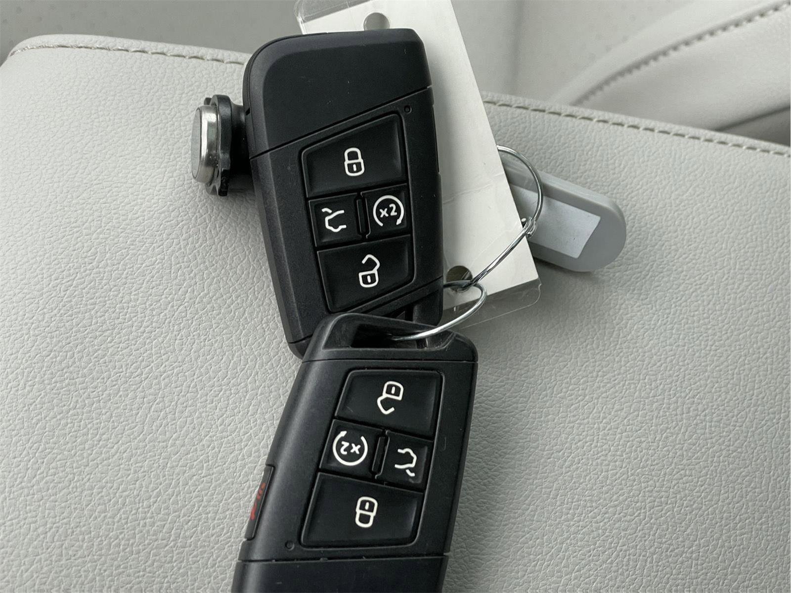 Used 2023 Volkswagen Tiguan SE R-Line image 33