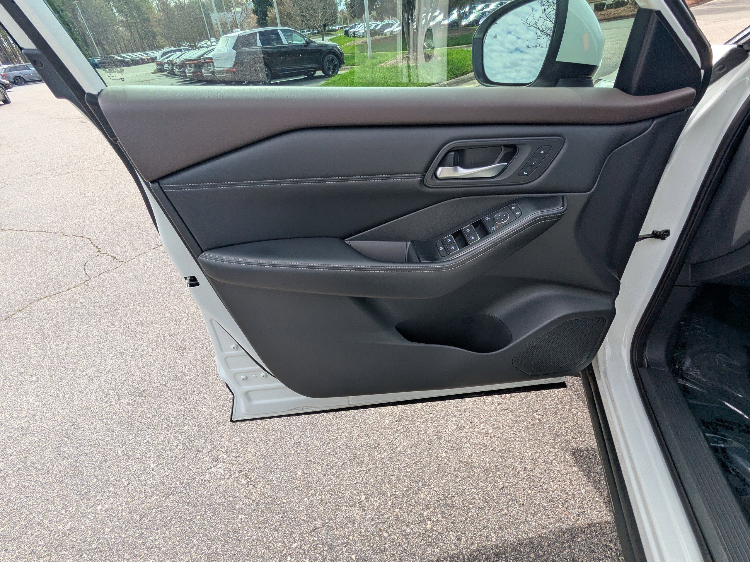 Used 2023 Nissan Rogue SL w/ SL Premium Package image 18