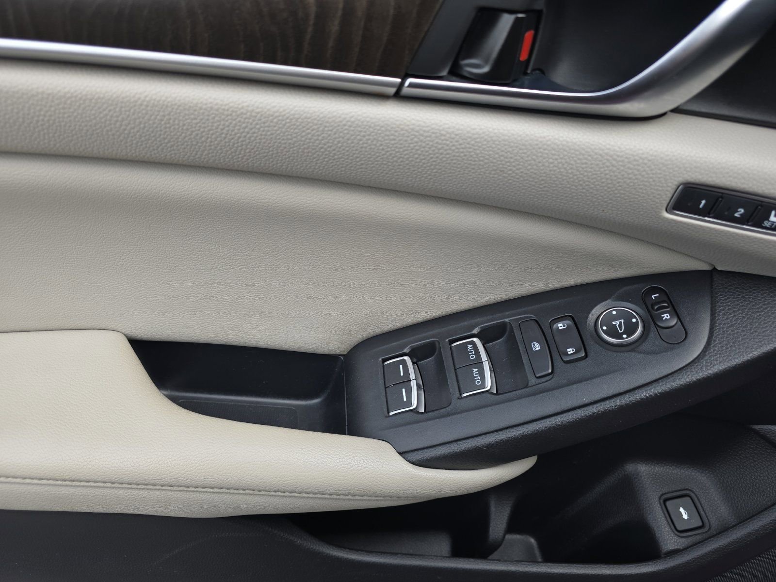 Used 2018 Honda Accord Touring image 10