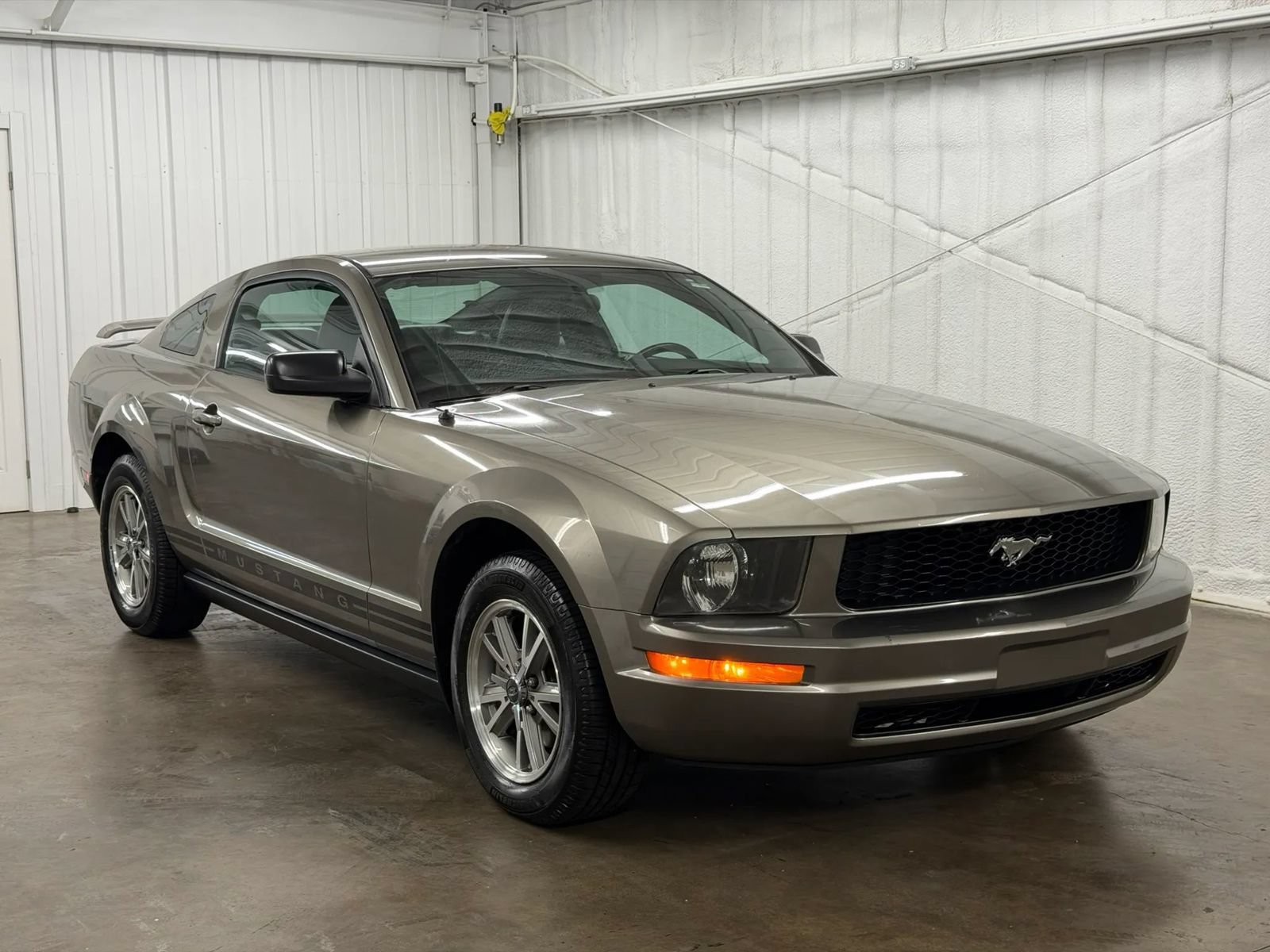 Used 2005 Ford Mustang Premium RWD image 1