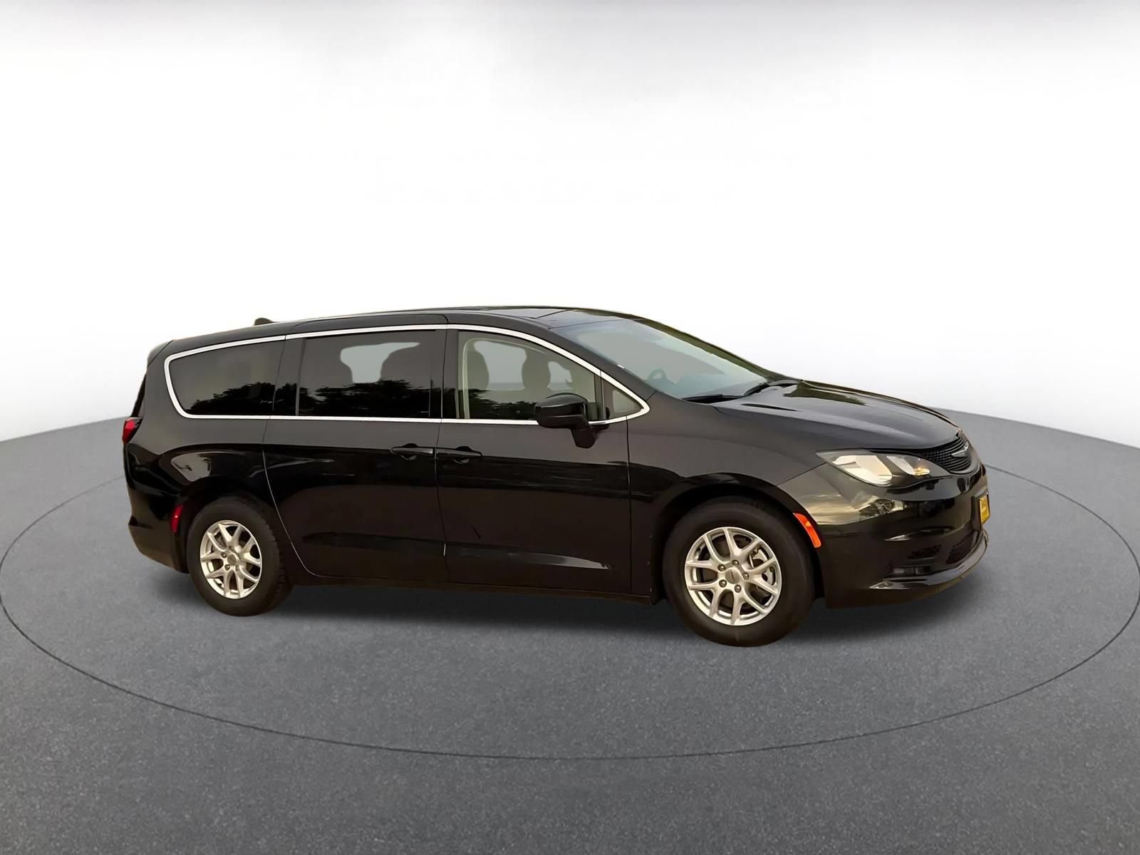 Used 2023 Chrysler Voyager LX FWD image 2