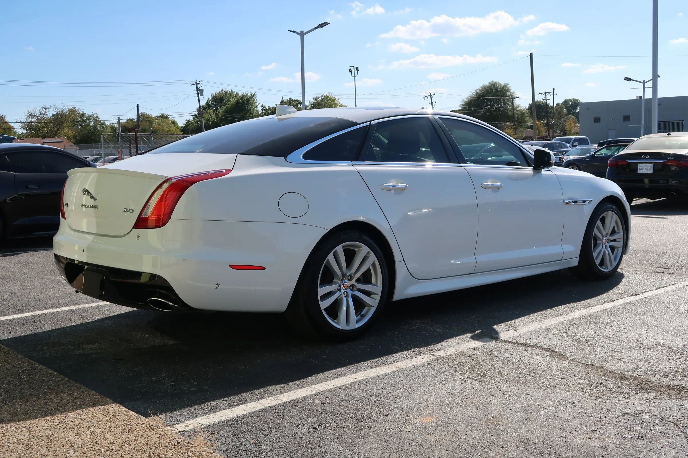 Used 2019 Jaguar XJ R-Sport RWD image 12