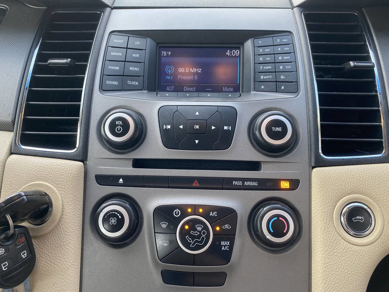 Used 2017 Ford Taurus SE image 14