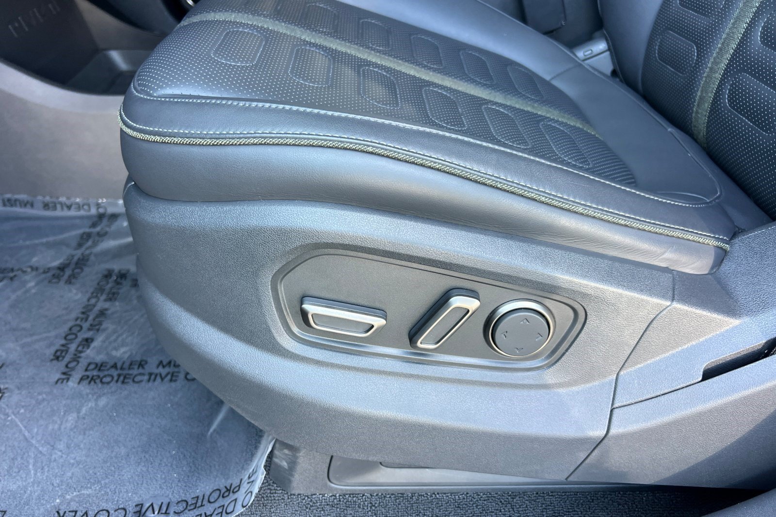Used 2024 Rivian R1S Adventure AWD/4WD image 14