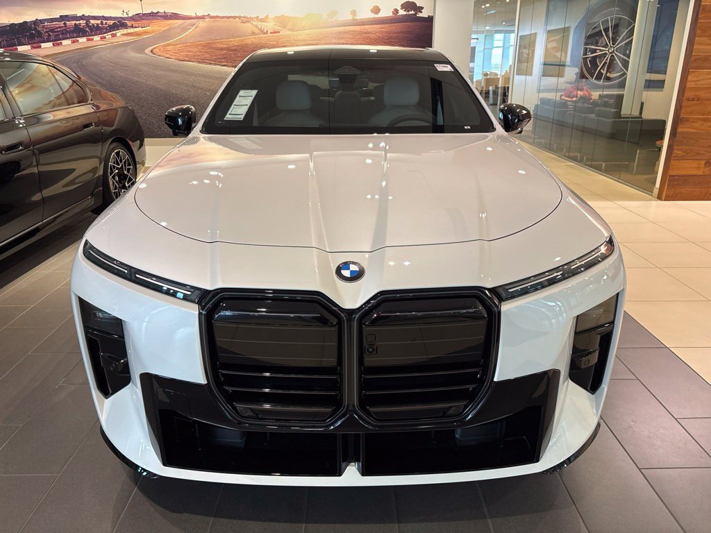 New 2027 BMW 740i RWD image 2