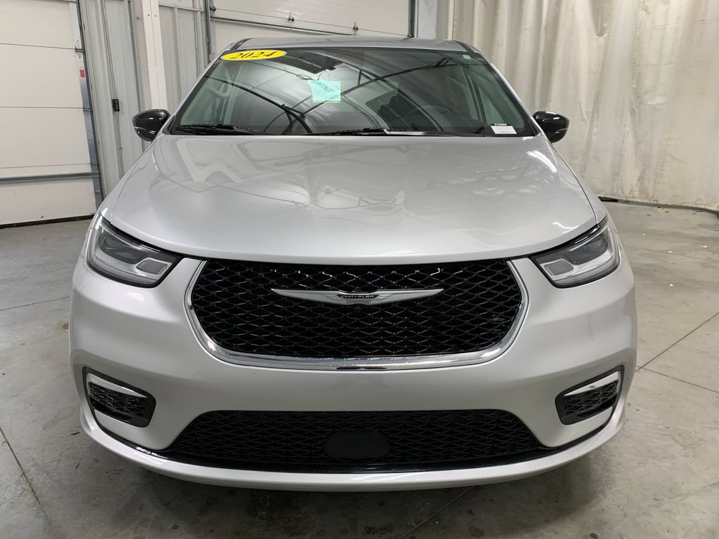 Used 2024 Chrysler Pacifica Touring-L FWD image 15