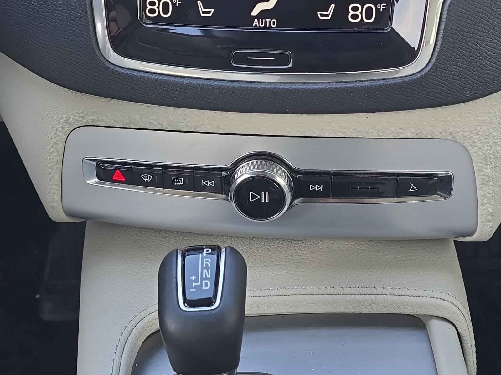 Used 2017 Volvo XC90 T6 Momentum w/ Vision Package image 19