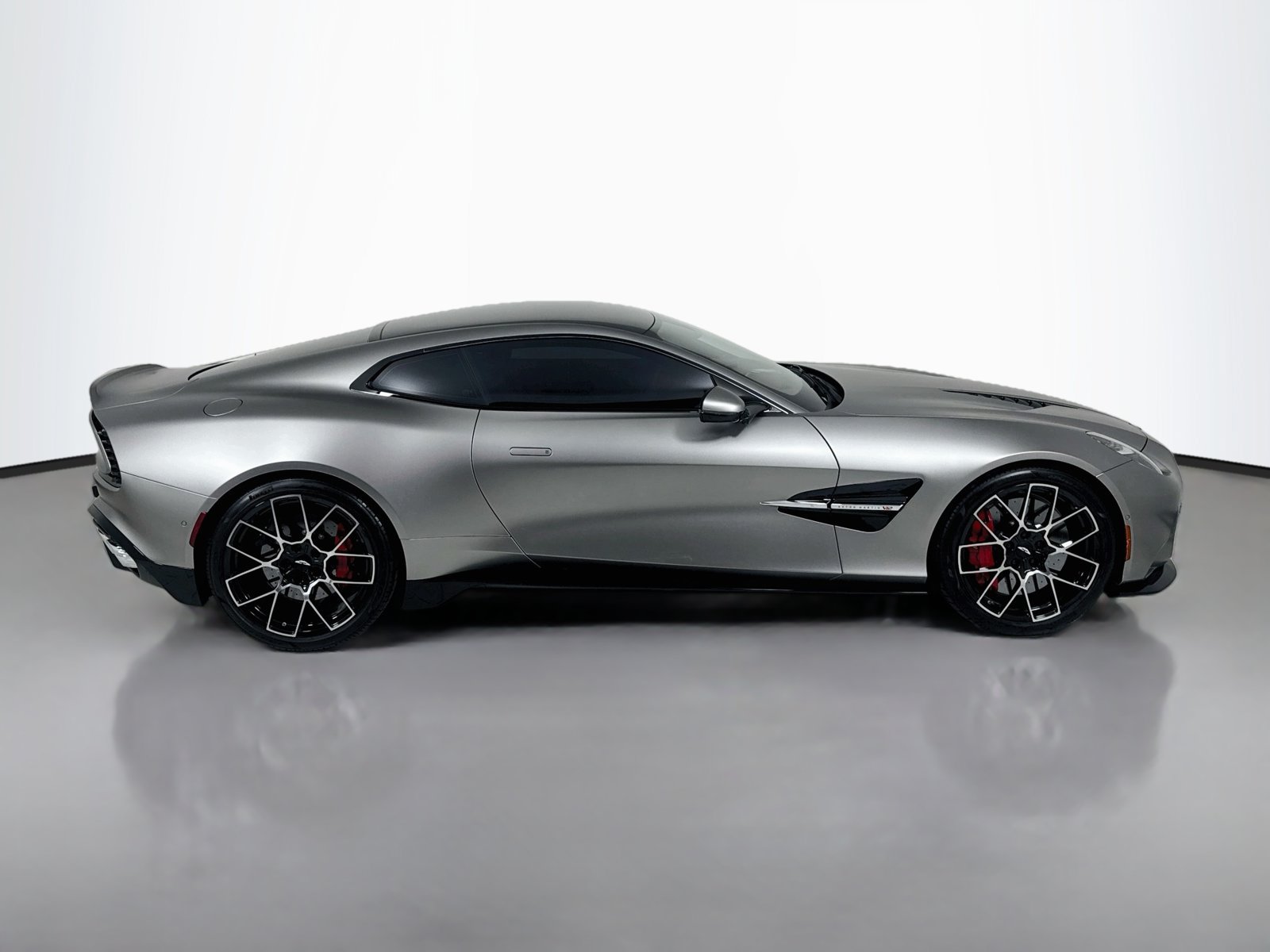 Used 2025 Aston Martin Vanquish RWD image 9