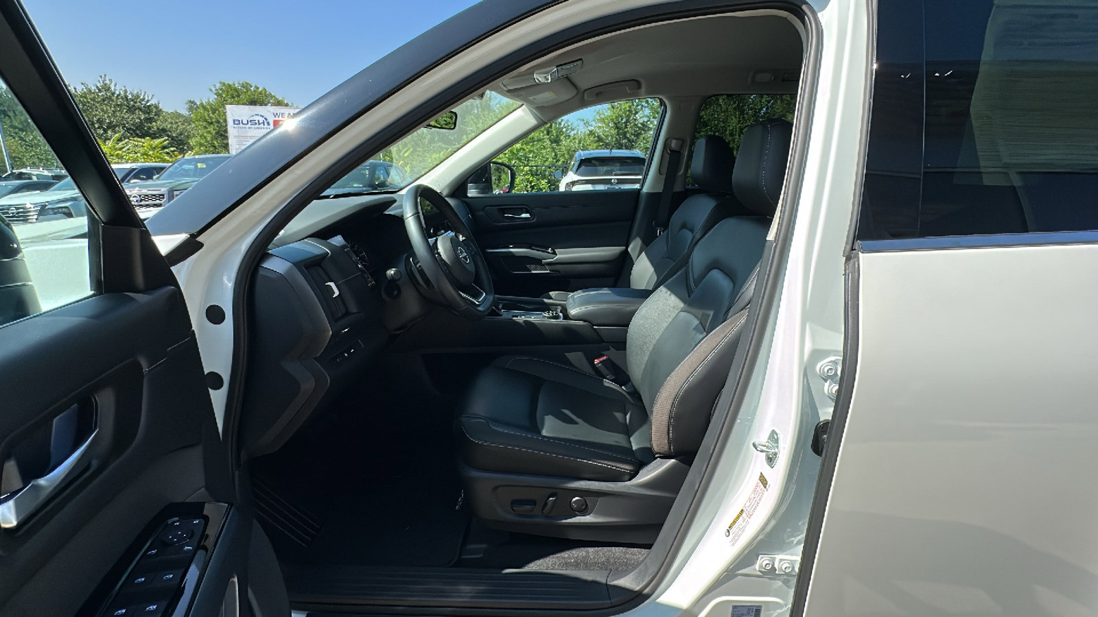 Certified 2024 Nissan Pathfinder SL w/ Black Appearance Package image 11