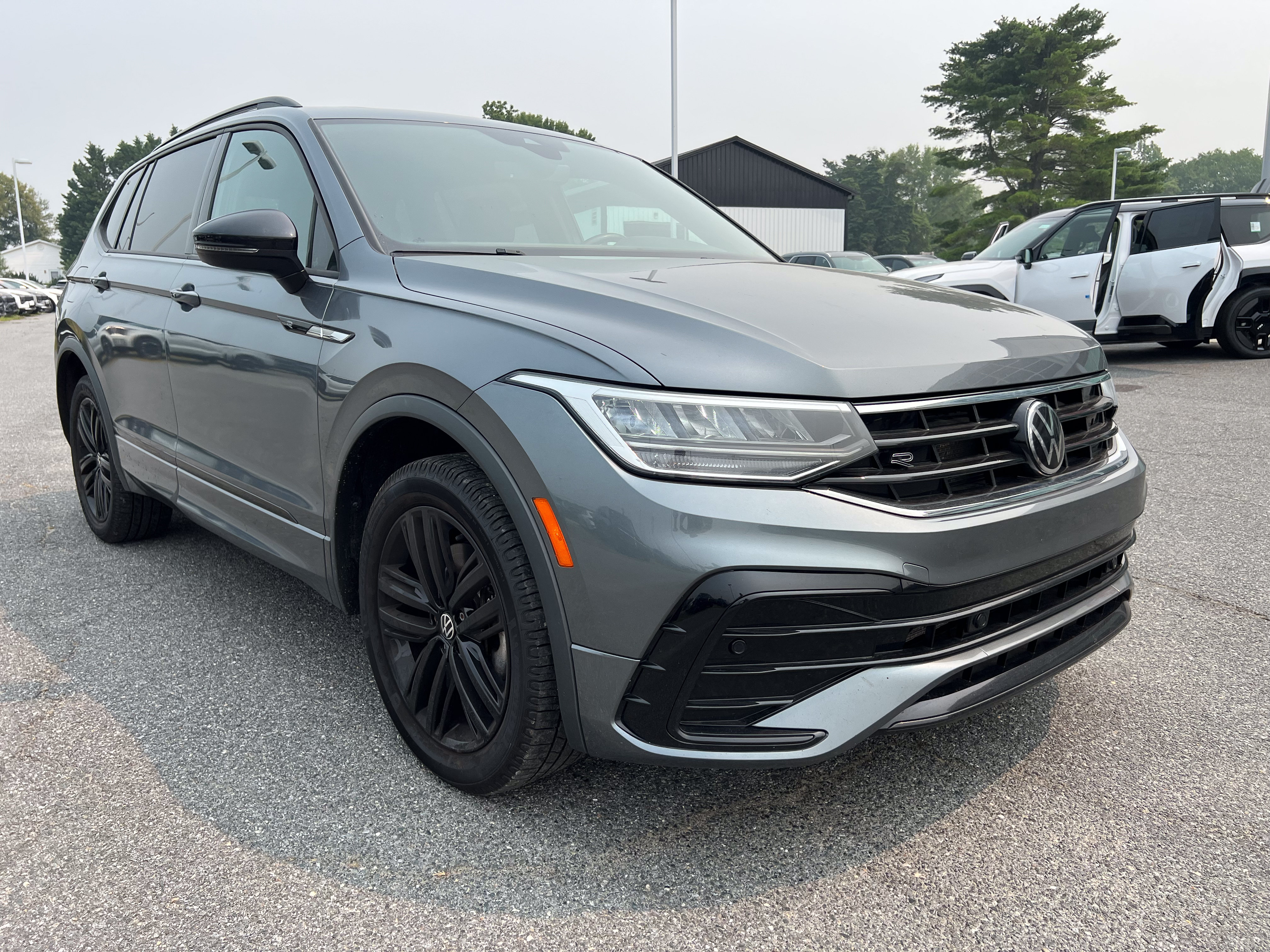Used 2022 Volkswagen Tiguan SE R-Line AWD/4WD image 9
