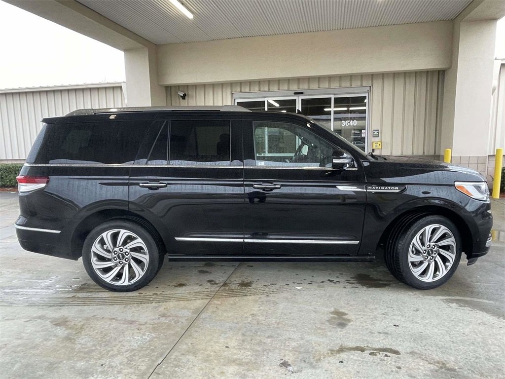 Used 2023 Lincoln Navigator Reserve image 2