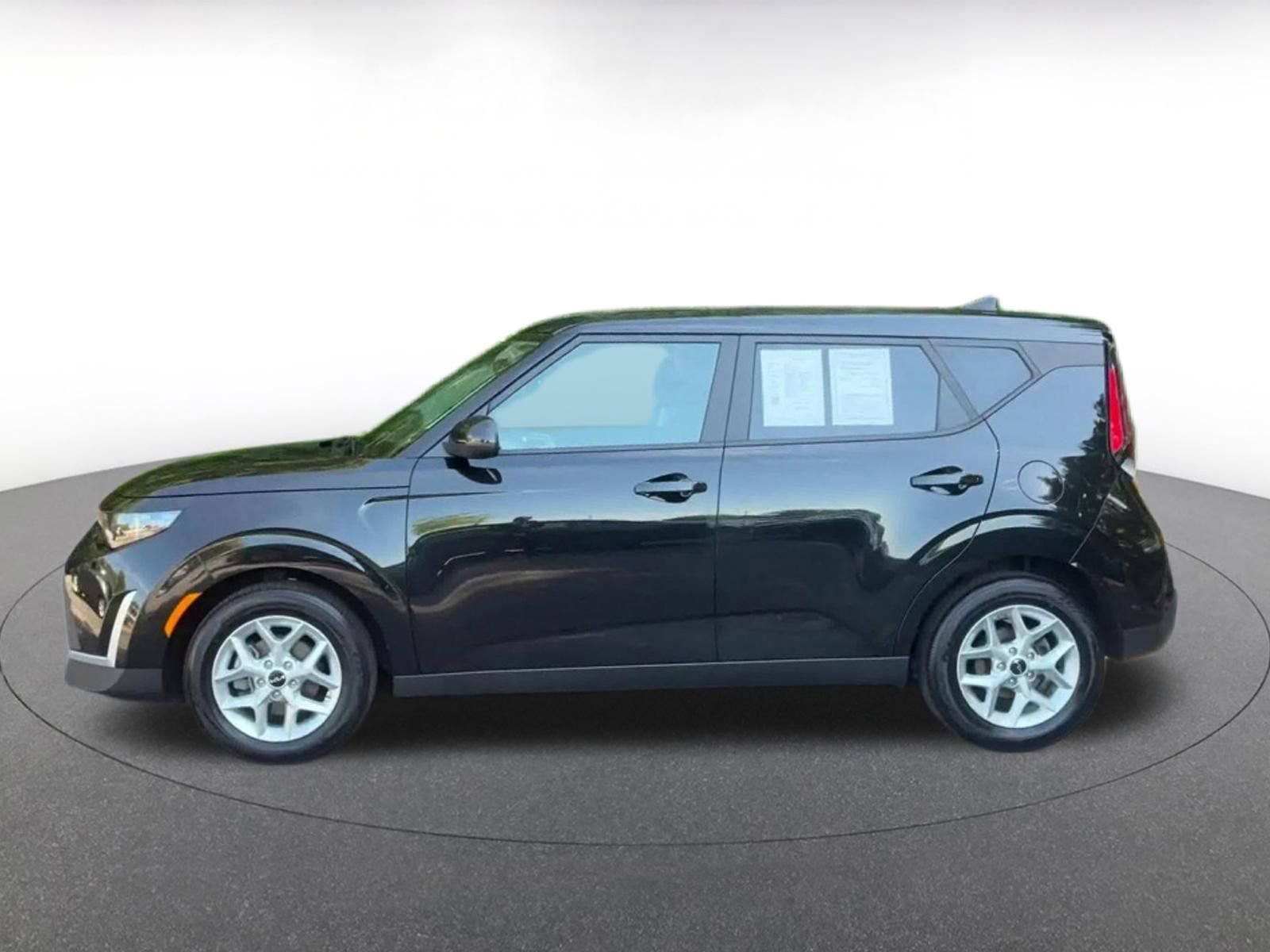 Used 2025 Kia Soul LX w/ LX Technology Package FWD image 10