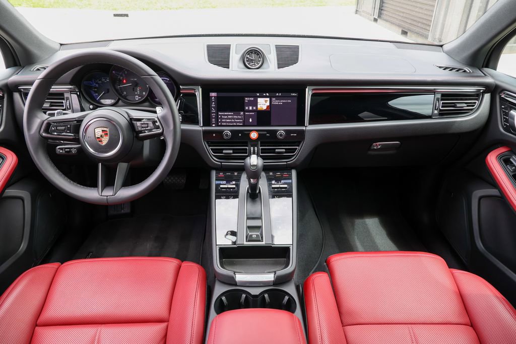 Certified 2026 Porsche Macan AWD/4WD image 17