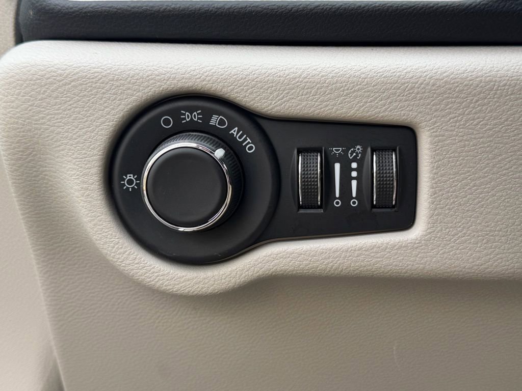 Certified 2022 Chrysler Voyager LX image 30