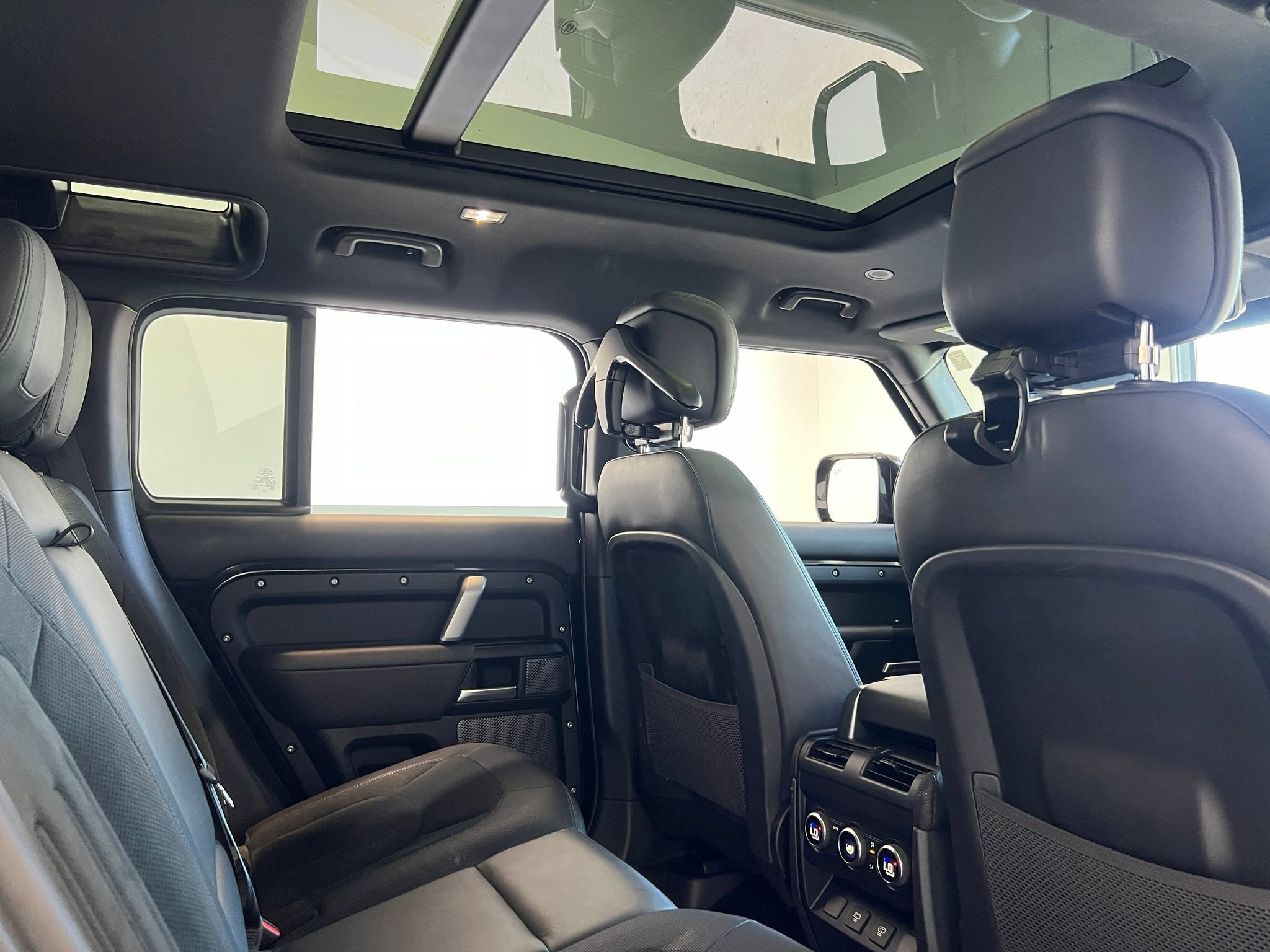 Used 2023 Land Rover Defender 110 V8 AWD/4WD image 25