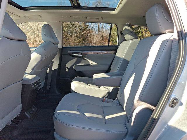 Certified 2025 Toyota Highlander Platinum image 22