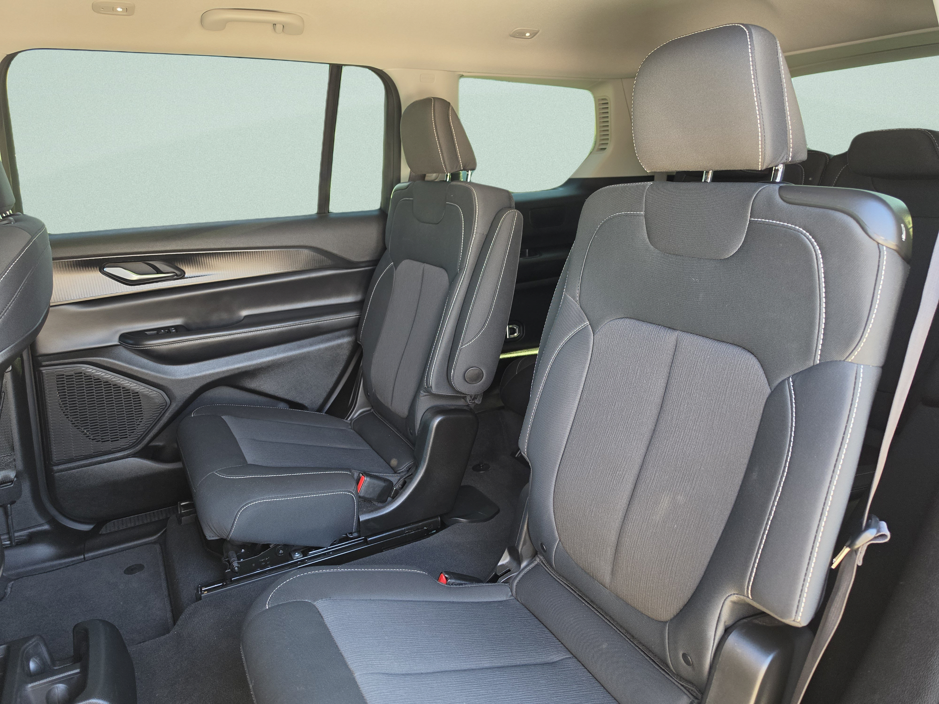 Used 2024 Jeep Grand Cherokee L Laredo RWD image 23