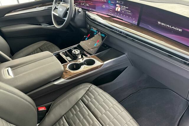 New 2026 Cadillac Escalade Platinum Sport AWD/4WD image 16