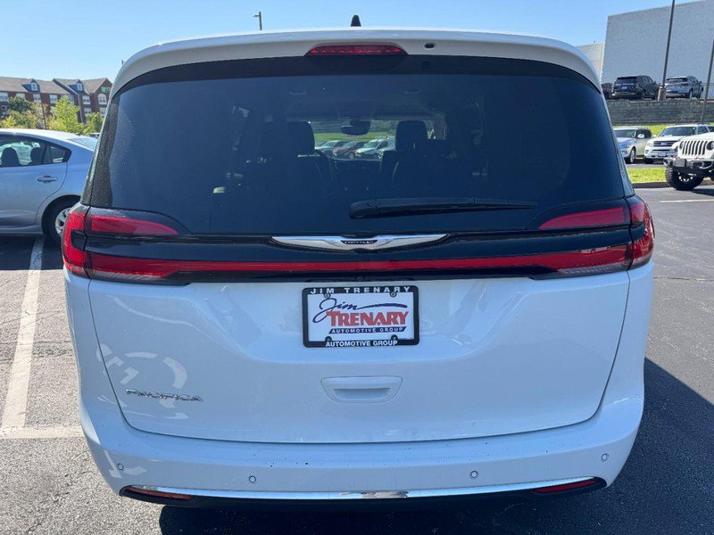Used 2024 Chrysler Pacifica Touring-L FWD image 4