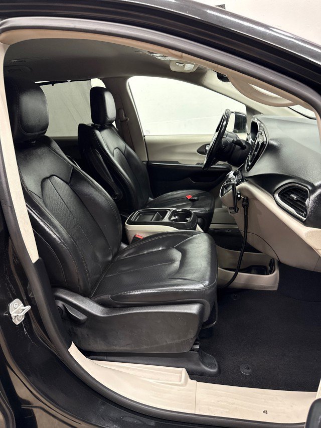 Used 2020 Chrysler Pacifica Touring-L FWD image 29