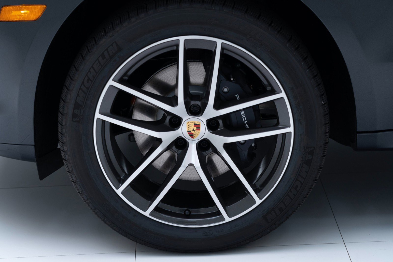 Certified 2025 Porsche Macan AWD/4WD image 11