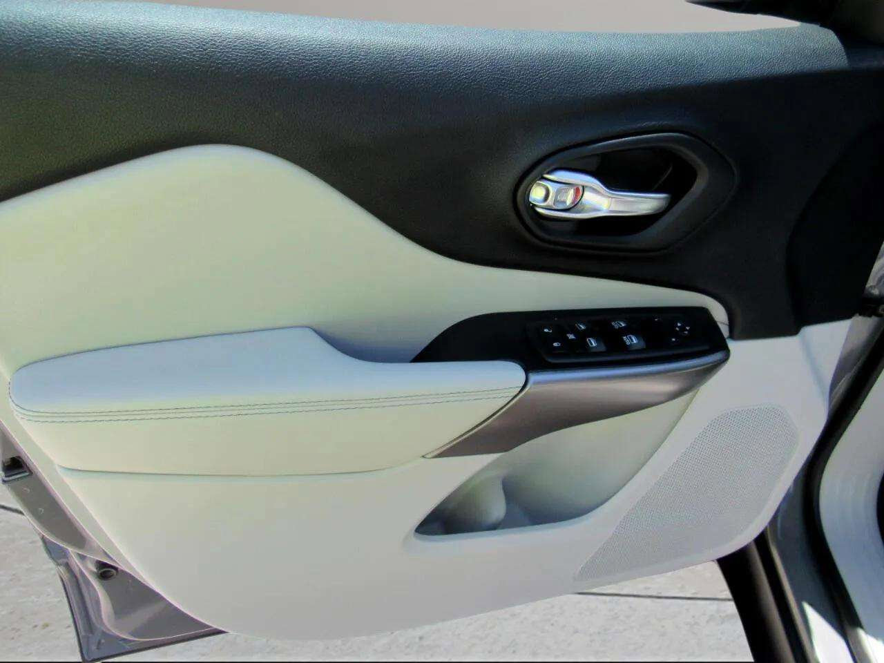 Used 2020 Jeep Cherokee Latitude Plus w/ Comfort/Convenience Group image 15